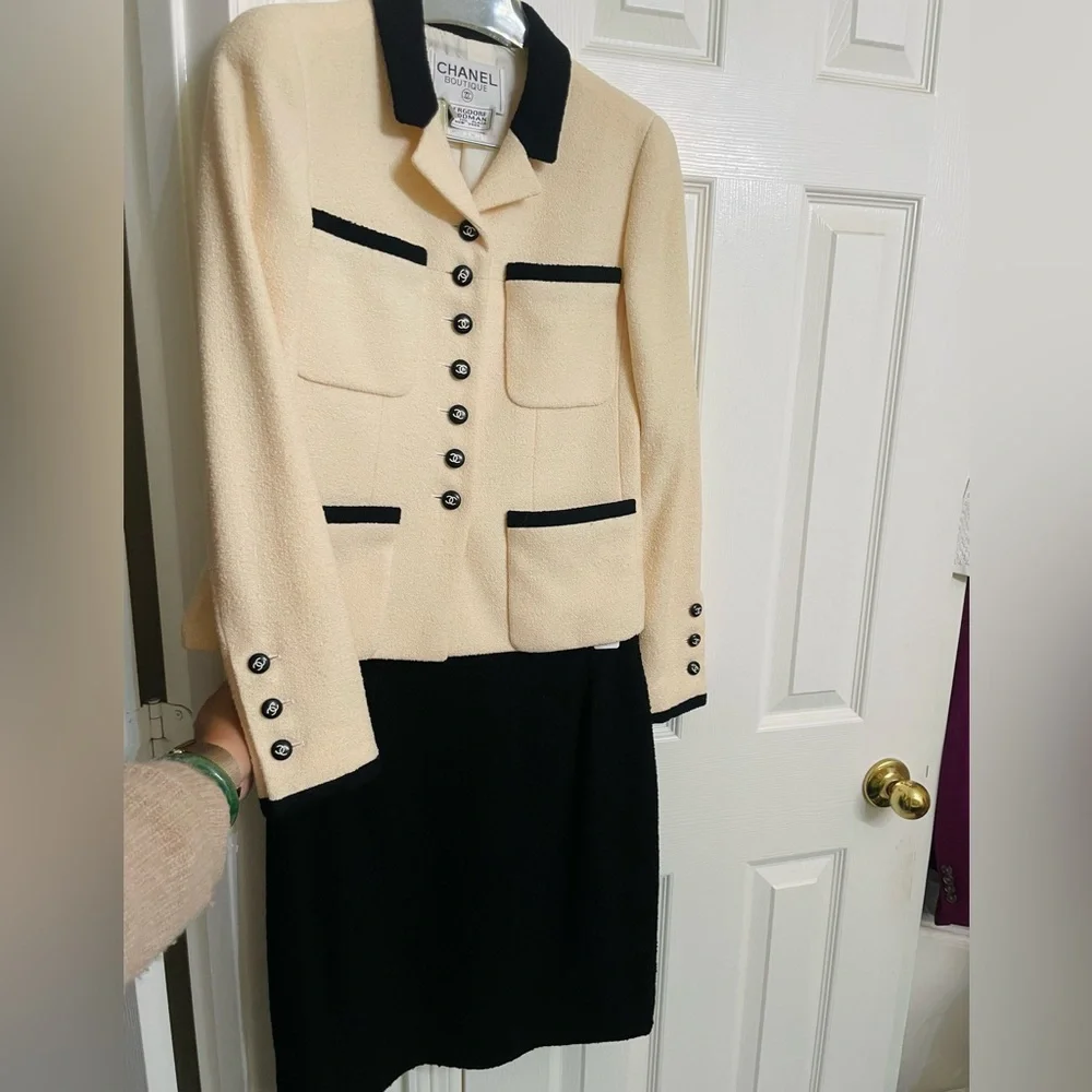 Vintage CHANEL Ivory & Black Bouclé Tweed Skirt Suit - Picture 2 of 13